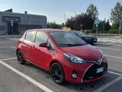 Usata Toyota Yaris Cool 99 CV (72 kW) 2016 Rosso Berlina