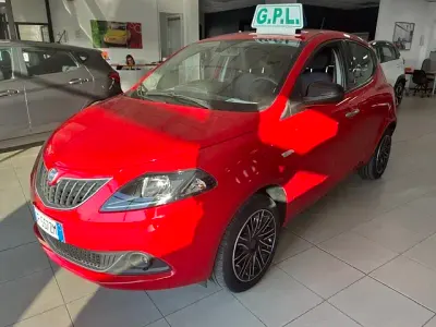 Usata Lancia Ypsilon Gold 69 CV (50 kW) 2021 Rosso Utilitaria
