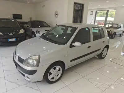 Usata Renault Clio II 65 CV (47 kW) 2004 Bluazzurro Berlina