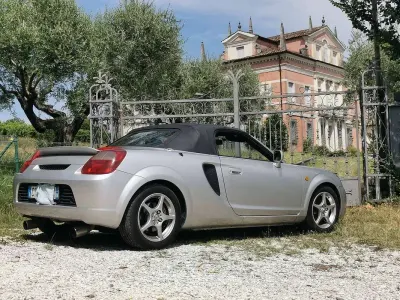 Usata Toyota MR2 140 CV (102 kW) 2002 Argento Cabrio