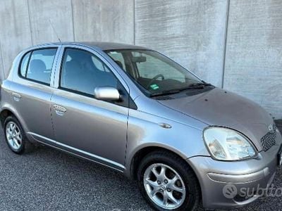 Usata Toyota Yaris 65 CV (47 kW) 2005 Grigio Berlina