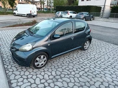 Usata Toyota Aygo Sol 68 CV (50 kW) 2005 Grigio Utilitaria