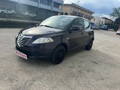 Usado Lancia Ypsilon Silver 69 HP (50 kW) 2013 Roxo Citadino