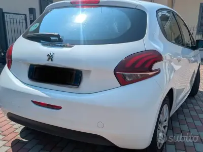 Usata Peugeot 208 68 CV (50 kW) 2016 Bianco Utilitaria