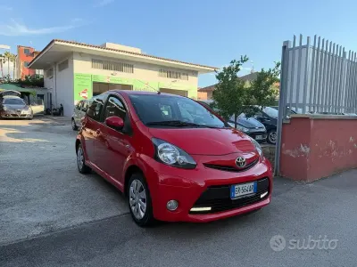 Usata Toyota Aygo Connect Style 68 CV (50 kW) 2013 Rosso Utilitaria