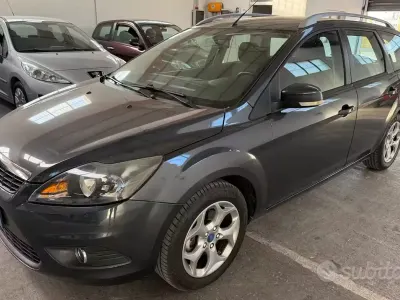 Usata Ford Focus 109 CV (80 kW) 2011 Grigio Station wagon
