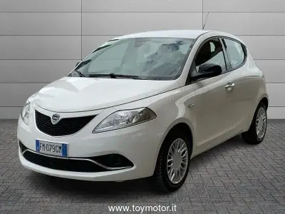 Usado Lancia Ypsilon Gold 69 CV (50 kW) 2017 Blanco Utilitario