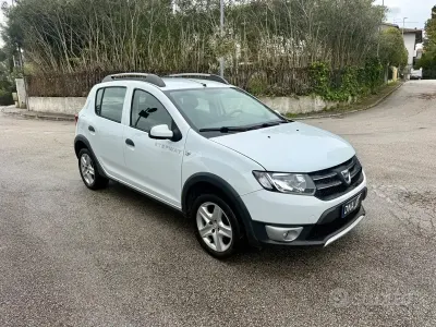 Gebraucht Dacia Sandero Stepway 90 PS (66 kW) 2015 Weiß Limousine