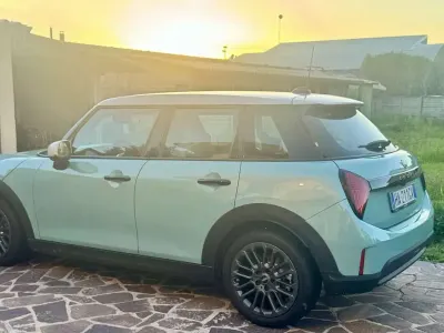 Usata Mini Cooper Favoured 114 kW (156 CV) 2025 Verde Utilitaria