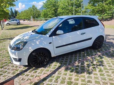Usata Ford Fiesta S 101 CV (74 kW) 2006 Bianco Utilitaria