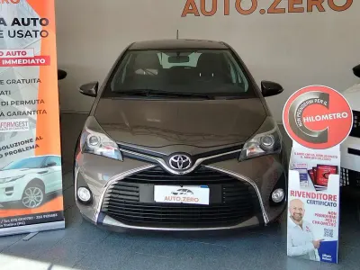 Usado Toyota Yaris Lounge 69 CV (50 kW) 2017 Marrón Berlina