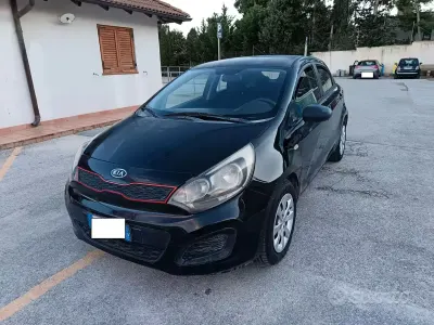 Usata Kia Rio 75 CV (55 kW) 2012 Nero Berlina