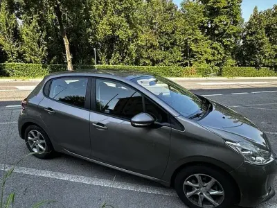Usata Peugeot 208 82 CV (60 kW) 2014 Grigio Utilitaria