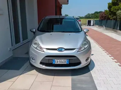 Usata Ford Fiesta Titanium 68 CV (50 kW) 2010 Grigio Berlina