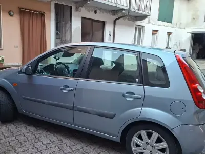 Begagnad Ford Fiesta Ghia 75 HK (55 kW) 2006 Halvkombi