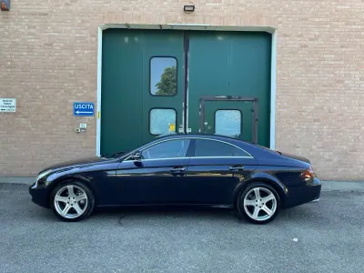 Usata Mercedes CLS500 306 CV (225 kW) 2004 Blu/azzurro Berlina