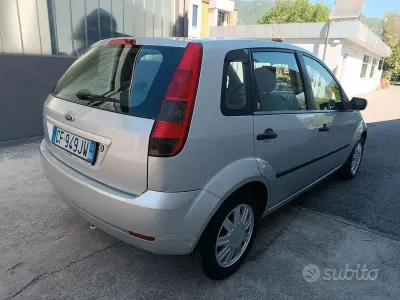 Occasion Ford Fiesta 80 ch (58 kW) 2003 Gris Citadine