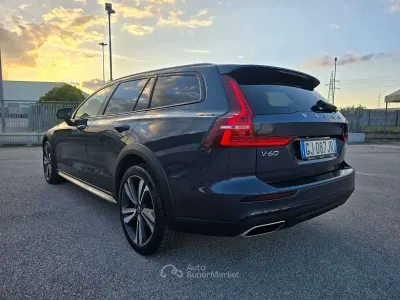 Usata Volvo V60 CC Business Edition 197 CV (144 kW) 2022 Blu Station wagon