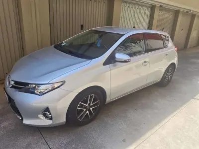 Usata Toyota Auris 90 CV (66 kW) 2015 Argento Berlina