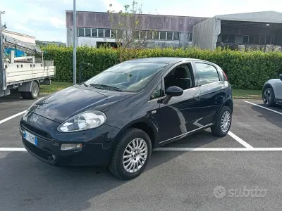 Usata Fiat Punto Lounge 70 CV (51 kW) 2016 Blu Utilitaria