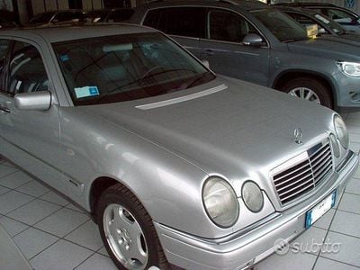 Begagnad Mercedes E320 180 HK (132 kW) 1999 Grå Sedan