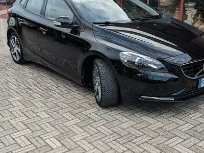 Usata Volvo V40 120 CV (88 kW) 2016 Nero Berlina