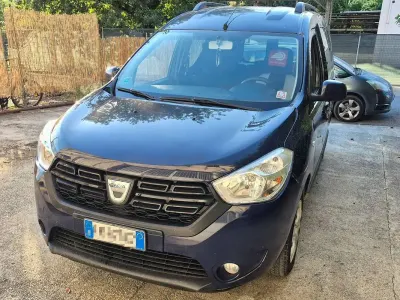 Usata Dacia Dokker Lauréate 75 CV (55 kW) 2018 Blu/azzurro Monovolume