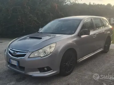 Usado Subaru Legacy Trend 150 CV (110 kW) 2011 Gris Familiar