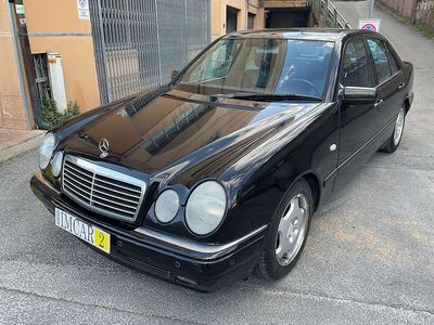 Usata Mercedes E200 185 CV (136 kW) 1998 Nero ossidiana Berlina