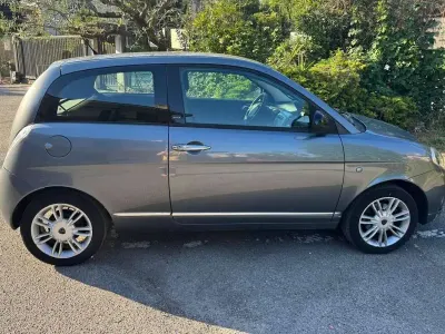 Usata Lancia Ypsilon 69 CV (50 kW) 2012 Argento Utilitaria
