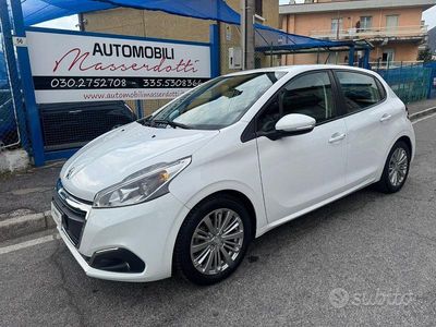 Usata Peugeot 208 Active 68 CV (50 kW) 2018 Bianco pastello Utilitaria