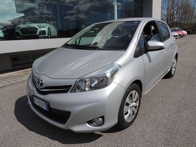 Usata Toyota Yaris Lounge 69 CV (50 kW) 2014 Grigio Utilitaria