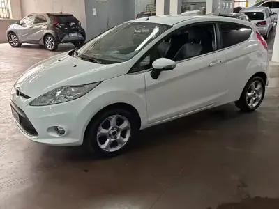 Usata Ford Fiesta Titanium 82 CV (60 kW) 2010 Bianco Berlina