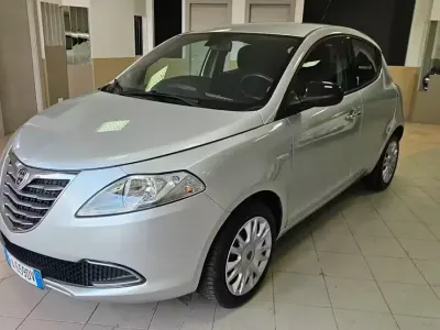Usata Lancia Ypsilon 69 CV (50 kW) 2015 Argento Utilitaria