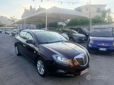 Usata Lancia Delta 120 CV (88 kW) 2011 Viola Utilitaria