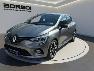 Käytetty Renault Clio V Techno 91 HP (66 kW) 2023 Harmaa Sedan