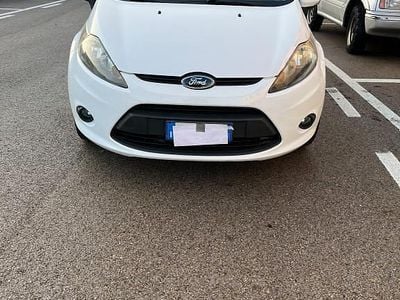 Usata Ford Fiesta 97 CV (71 kW) 2010 Bianco Utilitaria