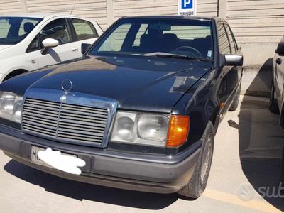Begagnad Mercedes E200 1990 Svart Sedan