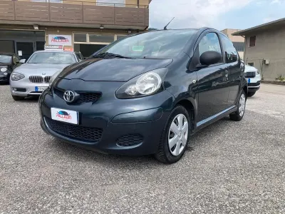 Usata Toyota Aygo 68 CV (50 kW) 2010 Grigio Utilitaria