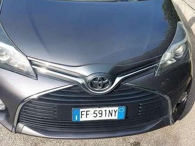 Usata Toyota Yaris Cool 69 CV (50 kW) 2016 Grigio Berlina