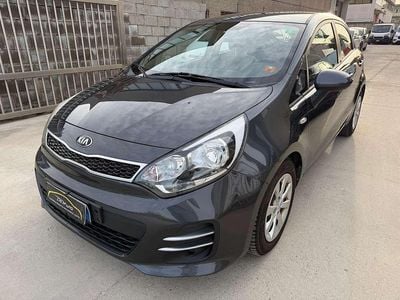 Usata Kia Rio 86 CV (63 kW) 2015 Grigio Berlina