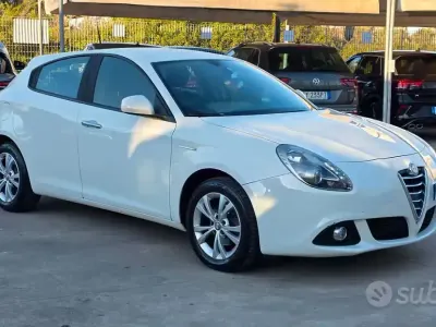 Usata Alfa Romeo Giulietta Distinctive 120 CV (88 kW) 2014 Bianco Utilitaria
