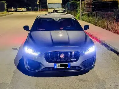 Usata Jaguar XE R-Dynamic 179 CV (131 kW) 2021 Grigio Berlina