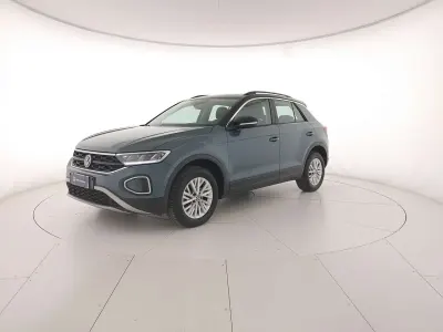 Usata VW T-Roc Life 150 CV (110 kW) 2025 Petroleum blue metallizzato nero SUV
