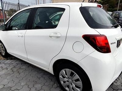Usata Toyota Yaris Active 69 CV (50 kW) 2015 Bianco Berlina