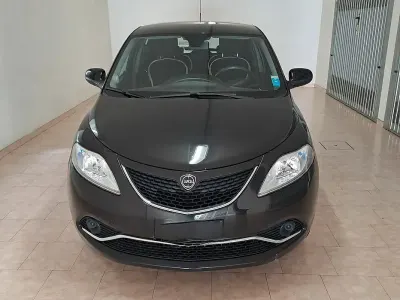Usata Lancia Ypsilon Gold 69 CV (50 kW) 2017 Nero Utilitaria