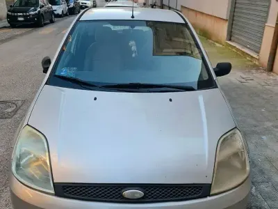 Usata Ford Fiesta 68 CV (50 kW) 2003 Grigio Utilitaria