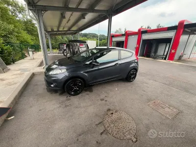 Usata Ford Fiesta 82 CV (60 kW) 2010 Grigio Berlina