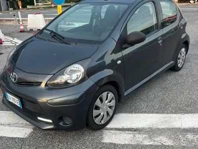 Usata Toyota Aygo 68 CV (50 kW) 2014 Nero Utilitaria