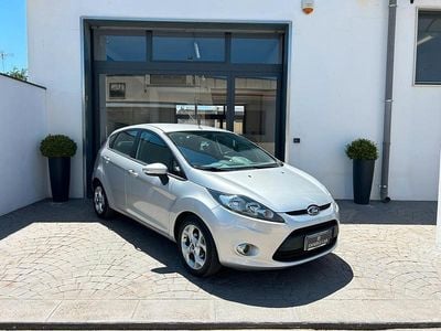 Begagnad Ford Fiesta Titanium 70 HK (51 kW) 2012 Silver Halvkombi